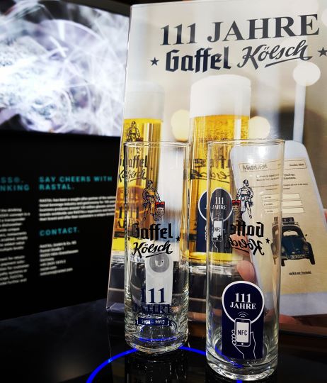 Erstes interaktives smartes Kölsch-Glas