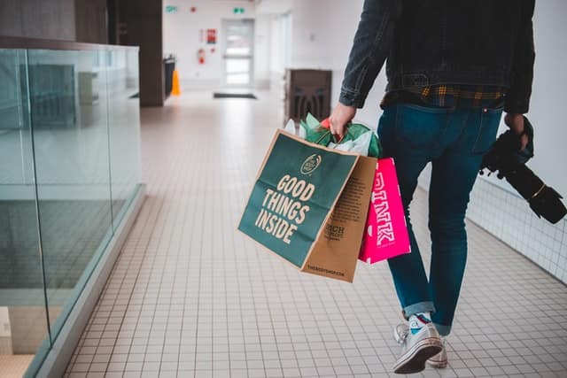 Kunden liegen das Einkaufen im Geschäft