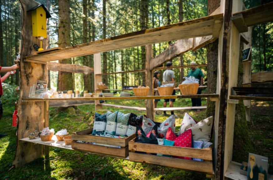 Erlebnis-Shopping - einmal anders Einkaufen: Idyllisch Shoppen - der Supermarkt im Wald